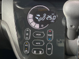 【オートエアコン】一度お好みの温度に設定すれば、車内の温度を検知し風量や温度を自動で調整。暑い…寒い…と何度もスイッチ操作をする必要はありません。快適な車内空間には必須の機能ですね♪