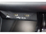USB充電ポートはモニターと連動。APPLE CAR PLAYやANDOROID AUTOはこちらに繋いで操作します。