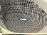 【BOSEサウンドシステム】メーカーオプションの高品位サウンドシステムを搭載。専用のチューニングが施された大小様々なスピーカーから良質なサウンドが奏でられ、臨場感あふれる音響空間を演出します。