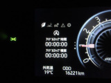 ディスプレイには運転に必要な様々な情報を表示します。
