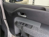 運転席パワーウインドウマスタースイッチです。車内の換気も運転席から簡単に行えます。ロック機能もついているので子供がイタズラして窓を開けるという事も防止できますよ。
