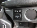 ボタンひとつでドアミラーが格納します、狭い駐車場等に止めた際や洗車機を利用する時に役立ちます。