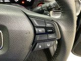 ハンドルにHondaセンシング系のクルーズコントロールやレーンキープアシストなどの操作スイッチが装備されています。ハンドルから手を離さず安全に操作できます。