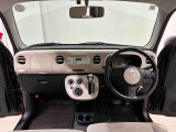 見易い計器類と運転し易いドライビングポジションは、視角も少なく前方&左右の見切りが良く運転し易いクルマです
