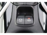 【電動パーキングブレーキ】オートモードのときは、シフトレバーの操作に応じてパーキングブレーキが自動で作動♪
