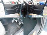 内装カラーはブラック&グレー!!ご納車後に無いと困る『フロアマット』もしっかり装備!!内装で気になる箇所はトランクルームのコキズと擦れです!!ご遠方にお住まい等で現車確認出来ない方は要チェックです!!