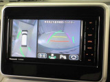 パノラマモニター付きです。車両を上から見たような映像をナビゲーション画面に表示。運転席からの目視だけでは見にくい、車両周辺の状況をリアルタイムでしっかり確認できます。