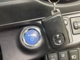 【スマートキー】カバンやポケットに入れたままでもドアの施錠・解錠が可能なスマートキーを装備。エンジンのオン・オフ時もカギを取り出す必要が無いからとっても便利です♪