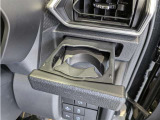 便利なカップホルダーを装備しています。 缶ジュースを開けて運転していると振動で倒れないかヒヤヒヤ、意外と置き場に困るもの。 意外に重要な装備ですね。