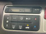 【オートエアコン】一度お好みの温度に設定すれば、車内の温度を検知し風量や温度を自動で調整。暑い…寒い…と何度もスイッチ操作をする必要はありません。快適な車内空間には必須の機能ですね♪