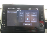 【ディスプレイオーディオ】スマホをクルマとつなぐだけで、おなじみのアプリをディスプレイオーディオ上で気軽に使えるようになります。ハンズフリー通話や各種機能を音声操作できるので、運転中でも安心♪