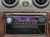 【CDチューナー】メーカー純正のCDプレイヤーを装着しています。スマートフォンをAUXケーブルで接続すれば、お好きな音楽等を再生することも可能。
