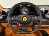 人気のLED付カーボンステアリングホイールを装備しています。小径ステアリングになり、ウインカー、ワイパー、オーディオコントロールなどの機能を集約させたステアリングです。