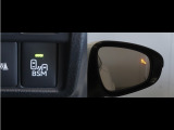 隣車線を走る車両をレーダーで検知し、ドアミラーでは確認しにくい後側方エリアに存在する車両に加え、急接近してくる車両も検知します。車両を検知するとドアミラーに搭載されたLEDインジケーターが点灯します。