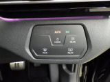 タッチコントロール。ライト機能やアシストシステムなどのスイッチを、指先で触れることによりスムーズに操作できます。