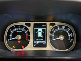 様々な車両情報を表示できるTFTマルチインフォメーションディスプレイを中央に配した視認性の高い大型2眼メーターです