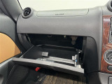 【グローブボックス】車検証、サングラスやCDなど小さい荷物が収納できるので車内を綺麗に整頓できますね。