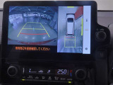 パノラミックビューモニター付きです。車両を上から見たような映像をディスプレイ画面上に表示。運転席からの目視だけでは見にくい、車両周辺の状況をリアルタイムでしっかり確認できます。