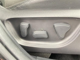 【パワーシート(電動シート)】シートを電動で、前後にスライドまたは上下の高さなどを調整することができます!細かい操作もスイッチ一つでできるので、とても便利です!