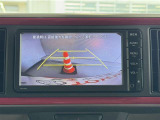 バックモニター付きです。車の後方に小型カメラが付いており、バックする際の後方の様子をモニター上に表示します。