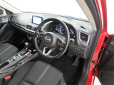 シンプルで使いやすいデザインの運転席です。