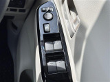 【電動格納ミラー】運転席のスイッチで、ドアミラーの開閉や角度の調整ができます。