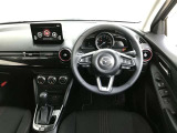 【運転席インテリアデザイン】左右対称のインテリアデザインでドライバーを包み込み運転に集中できるように設計されています。