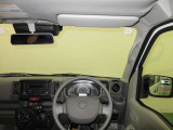 ドライバー目線で、使いやすく安全操作性と良好な視界を実現した運転席です。