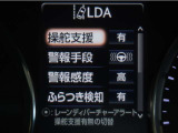 レーンディパーチャーアラートとは車線、又は走路からの逸脱の可能性を警告すると共に、車線、又は走路からの逸脱を避けるためのハンドル操作の一部を支援する機能です。詳細は販売店スタッフまでお尋ね下さい。