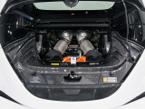 トータル出力830cvを誇るV6ハイブリッドエンジンが、日常からサーキットまで圧倒的な走りを実現します。
