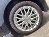 純正アルミホイールです。足元が引き立つので、車全体のイメージがアップしますよ!