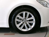純正のアルミホイール装着車です。タイヤサイズは215/55R17です。