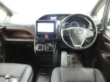 落ち着いた色合いのシックな運転席です。心地良いシンプル&上品な色使いとデザインで長時間座ってもリラックスできますね♪