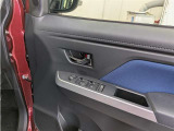 運転席パワーウインドウマスタースイッチです。車内の換気も運転席から簡単に行えます。ロック機能もついているので子供がイタズラして窓を開けるという事も防止できますよ。