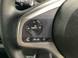 ステアリングスイッチがついていますので、オーディオのチャンネル変更、ボリューム、ジャンル変更が操作可能です。ハンドルから手を離さず安全に操作できます。