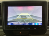 バックでの車庫入れも安心です! リアカメラが付いているバックモニター付のナビを装備しております。操作線もついており距離感も画面から確認できます。