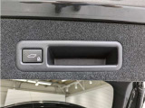 バックドアはパワーバックドアです。高い位置まで開く重たいドアをボタン操作で閉められる嬉しい装備です。スイッチまたはキー操作で開閉できるので、荷物を持っていても安心です。