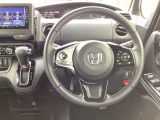 ステアリング右側にはホンダセンシングの設定スイッチ左側にはオーディオスイッチが配置されています
