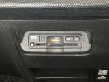 エアコンパネルの下にETCがついています。高速道路の料金所の通過も楽々です!。 カードの取り出しもしやすい場所についています。