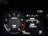 ディスプレイには運転に必要な様々な情報を表示します