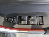 パワーウィンドウのスイッチですよ。 運転席に居ながら窓を開け閉めのコントロールできますよ。 ロック機能で、子供がイタズラして窓を開けるという事も無くなりますよ。