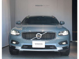 美しくエレガントなデザインのV90に、SUVと同等の車高とブラックのプロテクターが追加されたクロスカントリー仕様です エステートのドライブポジションのまま、SUVの走破性とタフさを得ています