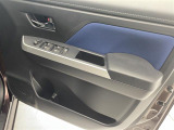 【 電動格納ミラー 】ドライバーの目線に合わせ、ミラーの上下左右調整が可能です。