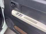 ウインドウガラススイッチ付きのシンプルな運転席ドア内側になってます。