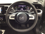 【ハンドル】運転にかかわる様々な操作を安全に行えるように視点移動が少なく操作性に配慮されたスイッチ類が凝縮されたコックピットです。