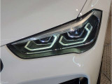 【LEDヘッドライト】先進のLEDテクノロジーを採用。放射される白色光の周波特性は太陽光に近く、バイキセノン・ヘッドライトを上回るコントラストで更に明るく輝きます!