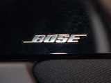 BOSEサウンドシステムを搭載。「良い音を出す」ではなく、その車種のごとに特徴を計算(車種専用設計)し、「反響音」を作り出すことによってどの座席でも自分中心で音が聴こえ、「心地よい空間」を作り出します。