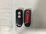 スマートキーを装備しています。鍵を差し込むことなくドアロックの開け閉めと、スタートボタン操作でのエンジンスタートができます。スペアキーも同じものを用意しております。