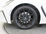 機敏さを引き立てる純正アルミ 215/40 R18 装着!
