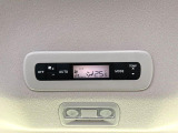 【リアオートエアコン】広い後部座席には必須の機能!風量や温度を自動で調整し前席と同様な車内環境にしてくれるリアオートエアコンを装備。夏の暑さも冬の寒さもストレスなく快適にお過ごしいただけます♪